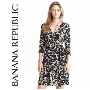 BANANA REPUBLIC Gemma Floral Wrap Black and White Dress • V-Neck • 3/4 Sleeve